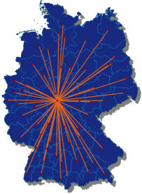 Eine Kartenansicht Deutschlands in Blau mit orangefarbenen Linien, die von einem zentralen Punkt nach außen strahlen, um verschiedene Regionen zu repräsentieren.