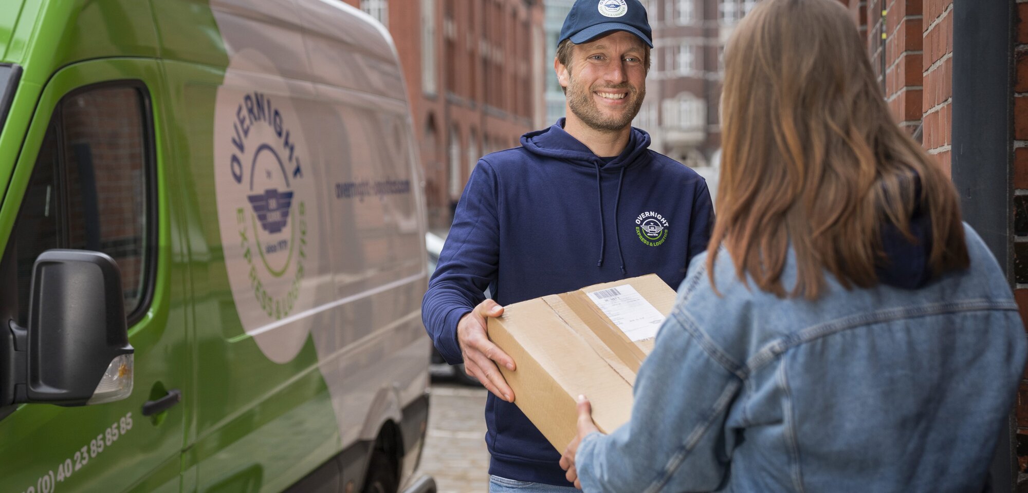 Professionelle Kurier Lieferung durch einen Fahrer von Overnight Logistics.